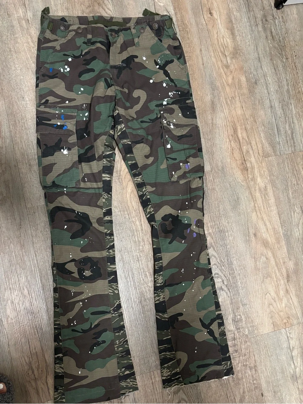 Slim Straight Men’s Camouflage Cargo Jeans with Paint-Splatter - Green